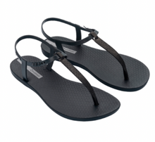 Load image into Gallery viewer, A pair of black Ipanema brand thong sandals with straps and a textured sole.
